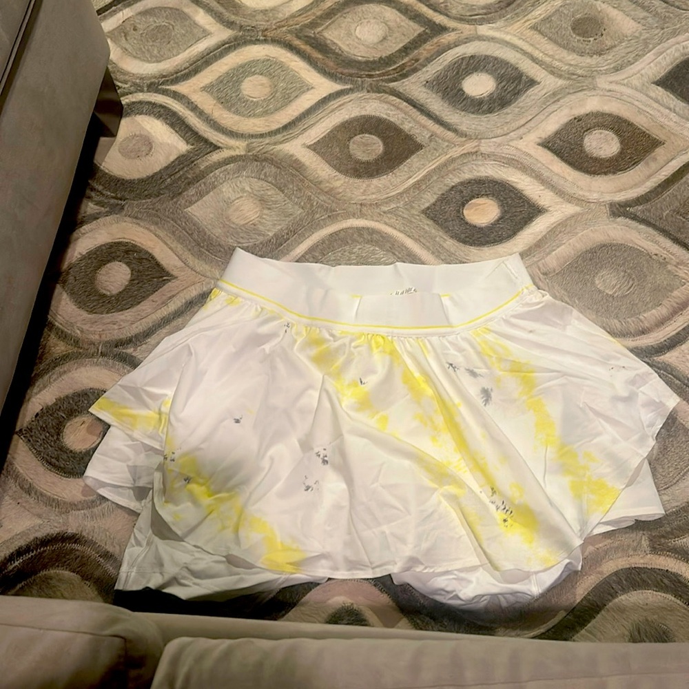 Lululemon Court Rival High-Rise Skirt 
Color: White/Yellow
Size: 12
Never Worn